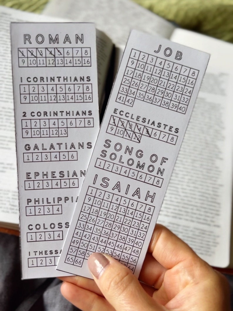 K&ouml;nnte beinhalten: Ein Satz von acht Lesezeichen mit schwarzem Text auf wei&szlig;em Hintergrund. Jedes Lesezeichen zeigt ein anderes Buch der Bibel, mit dem Namen des Buches und den aufgef&uuml;hrten Kapitelnummern. Die Lesezeichen sollen den Menschen helfen, ihren Platz in der Bibel zu behalten.