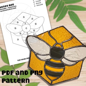 Puede incluir: Una abeja de vidriera con secciones amarillas, negras y transparentes, sobre un fondo de panal amarillo. Un patrón de papel con el texto "Honey Bee Pattern" y "PDF and Png Pattern" está en el fondo.
