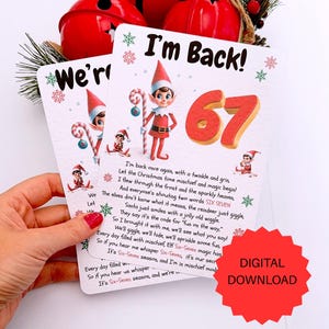 Può includere: Due biglietti di Natale con un'illustrazione di elfo e le parole "I'm Back!" e "We're". I biglietti hanno uno schema di colori rosso e bianco con fiocchi di neve e il numero 67. È visibile anche un adesivo rosso per il download digitale.