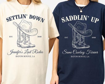 お揃いのカウガール風独身パーティーシャツ、パーソナライズされたラストロデオ花嫁Tシャツ、サドリンアップセトリンダウンウエスタンブライダルパーティー、ナッシュビルバチェロレッテ