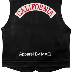 Op de afbeelding: Zwart leren vest met een wit en rood "CALIFORNIA" embleem op de rug. De tekst "Apparel By MAQ" is onderaan gedrukt. De woorden "Alle rechten voorbehouden" staan linksboven.