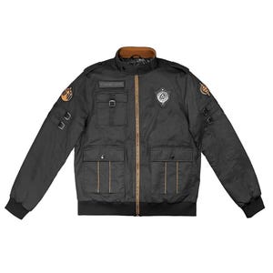 Puede incluir: Chaqueta bomber negra con cuello marrón y cremallera dorada. La chaqueta presenta múltiples bolsillos, parches y el texto "Wanderer's Guild" encima del bolsillo del pecho. La chaqueta tiene dobladillo y puños negros acanalados.