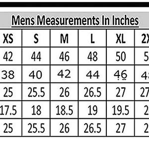 K&ouml;nnte beinhalten: Eine Tabelle mit der &Uuml;berschrift "Mens Measurements In Inches" zeigt Gr&ouml;&szlig;enangaben f&uuml;r Brust, Taille, &Auml;rmel, Schultern und L&auml;nge. Die Gr&ouml;&szlig;en reichen von XXS bis 5XL, mit Ma&szlig;en in Zoll.