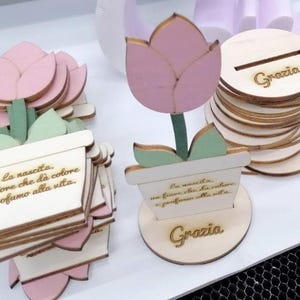 espaço reservado de madeira cortado a laser vetor papelão tulipa vaso de flores primavera personalizado laser dxf svg ai eps batismo casamento comunhão