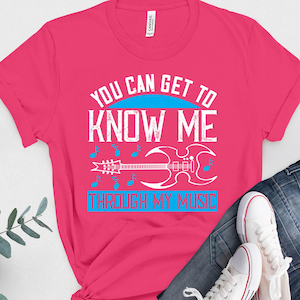 K&ouml;nnte beinhalten: Ein leuchtend pinkfarbenes T-Shirt mit dem Text "YOU CAN GET TO KNOW ME THROUGH MY MUSIC" in Wei&szlig; und Blau. Eine wei&szlig;e Gitarrengrafik ist darunter zentriert. Das Shirt wird mit blauen Jeans und wei&szlig;en Turnschuhen kombiniert.