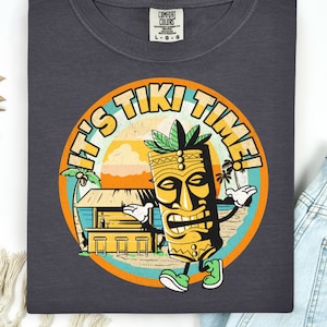 Comfort Colors Tiki Time-shirt: retro Luau-shirt met grafische print