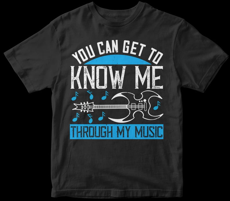 K&ouml;nnte beinhalten: Schwarzes T-Shirt mit einer wei&szlig;en und blauen Grafik. Die Grafik zeigt eine stilisierte Gitarre und Noten, mit dem Text "YOU CAN GET TO KNOW ME THROUGH MY MUSIC."