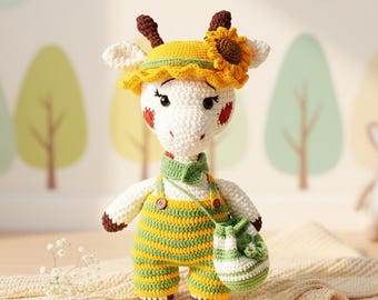 Jolie girafe déguisée avec un sac et un chapeau tournesol - Patron PDF Amigurumi au crochet