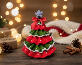 Motif au crochet pour sapin de Noël à volants | Amigurumi arbre des fêtes en couches avec perles, étoile et ruban | Ornement de fête Télécharger le PDF