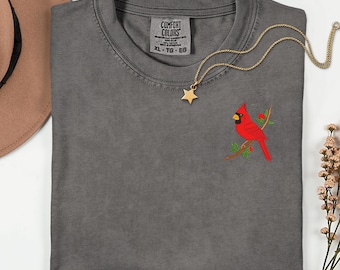 Camisa bordada con cardenal, colores cómodos, regalo para amantes de las aves, camiseta con pájaro rojo, camisa con bordado natural, camiseta para observadores de aves en el jardín