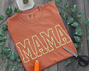 Maglietta Comfort Colors® personalizzata con ricamo "Mama", felpa college personalizzata, regalo per la neo nonna, ricamo a blocchi stile college, regalo per le mamme