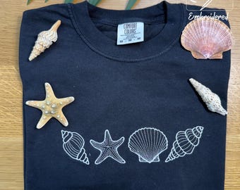 Camiseta bordada con motivos costeros, camiseta con conchas marinas y estrellas de mar, top con estilo playero, color de hilo personalizado, estética oceánica, linda idea de regalo de verano bordada