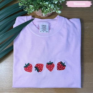 Koszula z haftem truskawkowym – Comfort Colors Fruit Tee, uroczy styl Cottagecore, minimalistyczny prezent na lato dla niej lub nastolatki