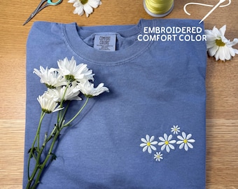 Couleurs confortables de chemise brodée de marguerites, t-shirt de fleur personnalisé, chemise de printemps vintage, broderie florale mignonne, cadeau de t-shirt de marguerites