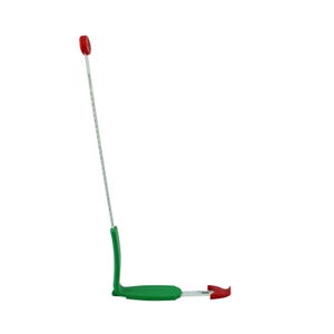 Puede incluir: Una herramienta verde y roja con una varilla de medición larga, delgada y plateada. La herramienta tiene una tapa roja en la parte superior y una pieza roja en forma de flecha en el extremo. La herramienta está diseñada para medir algo.
