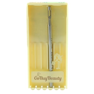 Puede incluir: Una herramienta de belleza plateada con una punta ranurada, dentro de una caja de plástico amarilla. La caja tiene una etiqueta con el texto "GoBuyBeauty". La herramienta está marcada con el número "1677". La caja está marcada "Made in Germany".