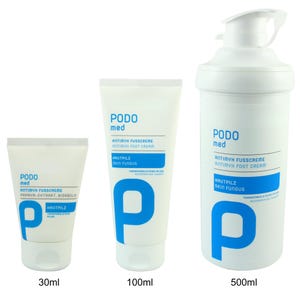 Puede incluir: Tres tubos y frascos blancos de crema para pies PODO med. El tubo más pequeño es de 30 ml, el tubo del medio es de 100 ml y el frasco más grande es de 500 ml. Cada envase tiene texto azul y una gran "P" azul en la parte delantera. El texto incluye "ANTIMYH FUSSCREME" y "SKIN FUNGUS".