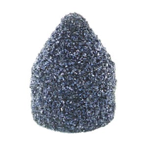 Peut inclure: Un objet conique gris foncé avec une surface rugueuse et texturée. L'objet est recouvert de petites particules scintillantes, lui donnant un aspect brillant. La forme rappelle une petite montagne ou un élément décoratif.