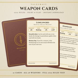 Puede incluir: Un juego de cartas de armas Talecraft con reverso marrón oscuro, un icono de espada dorada y anverso color crema. Las cartas muestran estadísticas de juego detalladas para objetos como una espada larga y un hacha de mano, incluyendo daño y peso.