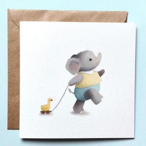 Wenskaart met schattige geïllustreerde babyolifant. Perfect om een nieuw leven, babyshower of verjaardag te vieren. Gedrukt op duurzaam papier.