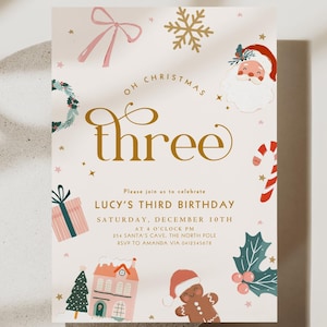 Op de afbeelding: Een feestelijke uitnodiging voor Lucy's derde verjaardag, met kerstthema-illustraties. Het ontwerp bevat een strik, sneeuwvlok, kerstman, zuurstok, cadeau, huis, peperkoekman en hulst. De tekst luidt "Oh Christmas Three" in goud.