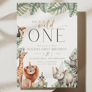Op de afbeelding: Een verjaardagsuitnodiging met een safarithema. De uitnodiging bevat aquarel illustraties van een toekan, giraf, leeuw, stokstaartje, neushoorn en zebra. De tekst luidt "He's a Wild One" en bevat feestdetails.