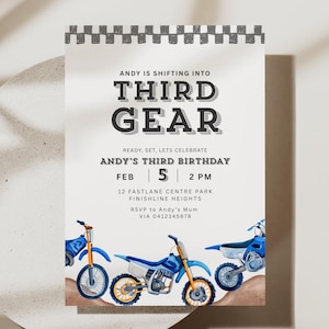 Può includere: Un invito di compleanno con il testo "THIRD GEAR" e "Andy's Third Birthday". L'invito presenta illustrazioni ad acquerello di moto da cross blu e arancioni. La data è il 5 febbraio alle 14:00.