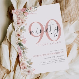 Op de afbeelding: Een uitnodigingskaart met bloemthema voor een 90e verjaardag. Het ontwerp toont een groot "90" in zachtroze, met het woord "ninety" in sierlijke letters. De kaart bevat details zoals datum, tijd en locatie.