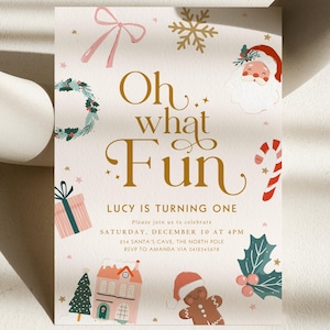 Może przedstawiać: Świąteczne zaproszenie ze złotym napisem "Oh what Fun", świętujące pierwsze urodziny Lucy. Projekt zawiera ilustracje Świętego Mikołaja, wieńca, laski cukrowej i piernikowego ludzika.