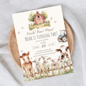 Pode incluir: Um convite de aniversário com tema de fazenda com o texto "Oink! Baa! Moo! Noah está fazendo dois!" apresenta ilustrações de um celeiro vermelho, um trator e animais de fazenda. O convite inclui a data, hora e local.