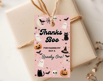 Może przedstawiać: Różowa etykieta prezentowa na Halloween z napisami "Thanks Boo" i "For making my day a Spooky One!". Etykieta zawiera ilustracje duchów, nietoperzy, dyni, czarnego kota, kapelusza czarownicy i pajęczyny.