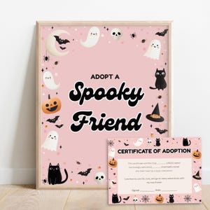 Könnte beinhalten: Ein gerahmter rosa Halloween-Druck mit dem Text "Adoptiere einen gruseligen Freund". Der Druck zeigt Illustrationen von Geistern, Fledermäusen, Kürbissen, Spinnen und schwarzen Katzen. Ein kleineres Adoptionszertifikat ist ebenfalls enthalten.