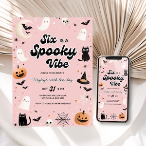 Peut inclure: Une invitation rose pour une f&ecirc;te d'Halloween avec le texte "Six is a Spooky Vibe". L'invitation comprend des illustrations de fant&ocirc;mes, de chauves-souris, de citrouilles et d'un chat noir. Un smartphone affiche le m&ecirc;me design.