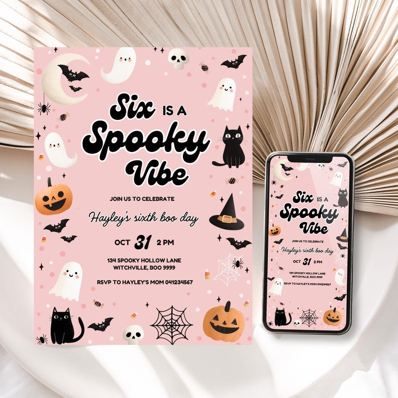 Peut inclure: Une invitation rose pour une f&ecirc;te d'Halloween avec le texte "Six is a Spooky Vibe". L'invitation comprend des illustrations de fant&ocirc;mes, de chauves-souris, de citrouilles et d'un chat noir. Un smartphone affiche le m&ecirc;me design.