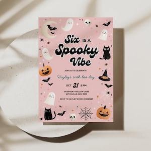 Peut inclure: Une invitation rose sur le th&egrave;me d'Halloween avec le texte "Six is a Spooky Vibe". L'invitation comprend des illustrations de fant&ocirc;mes, de chauves-souris, de citrouilles et d'un chat noir. Le texte comprend &eacute;galement la date, l'heure et le lieu d'une f&ecirc;te d'anniversaire.