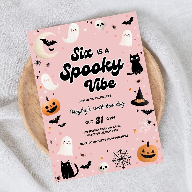 Peut inclure: Invitation rose pour une f&ecirc;te d'Halloween avec le texte "Six is a Spooky Vibe". L'invitation comprend des illustrations de fant&ocirc;mes, de chauves-souris, de citrouilles, d'un chat noir et d'un chapeau de sorci&egrave;re. Pour l'anniversaire d'Hayley.
