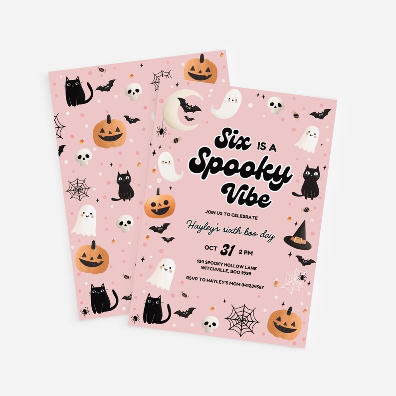 Peut inclure: Deux invitations roses pour une f&ecirc;te d'Halloween avec le texte "Six is a Spooky Vibe". Les invitations pr&eacute;sentent des illustrations de citrouilles, de fant&ocirc;mes, de chauves-souris, d'araign&eacute;es et de chats noirs. La date et l'heure sont &eacute;galement incluses.