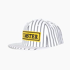 Puede incluir: Gorra de béisbol blanca con rayas negras y un parche amarillo que dice "YUMSTER" en letras negras.