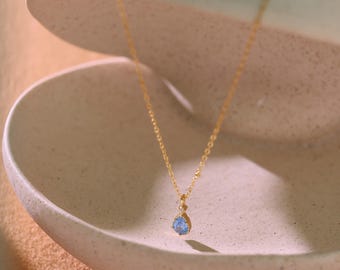 Gouden ketting met blauwe topaas, geboortesteenketting december met diamant, sierlijke druppelhanger, minimalistische topaassieraden, cadeau voor moeder