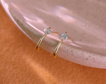 Petites boucles d'oreilles Huggie en diamant CZ - Or ou argent, créoles délicates à moitié ouvertes, petites boucles d'oreilles, cadeau minimaliste pour elle