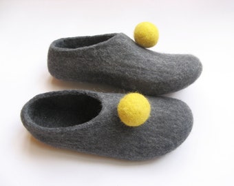 Felt Slippers with Pom Pom, Women slippers Grey Loafers, Mens slippers Unisex, Grey slippers Moccasins Men Felt slippers, Custom color Balls