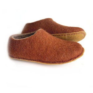 Pantoufles en laine feutrée pour femme - Cadeau réconfort de la FMH en beige peluche, faites main à partir de laine biologique avec plus de 30 couleurs personnalisées, sans plastique