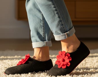 Wollen pantoffels dames met vilten bloemen, romantisch coquette esthetiek, valentijnscadeau voor haar, warme huisschoenen zwart rood