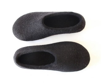 Mens Woolfelt minimalist Barefoot slippers Black, Comfy mens slippers - Halloween gifts for Him