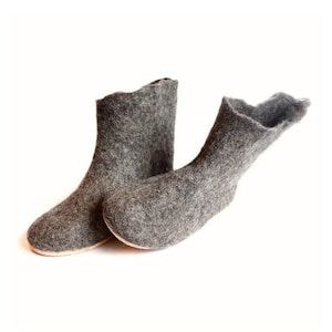 Bottes en feutre pieds nus pour femme, laine biologique non teinte, confort hivernal parfait, style minimaliste à bords bruts, semelles naturelles pour une vie bien-être