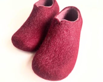 Cadeau voor je vrouw, wollen pantoffels voor dames, bordeauxrode vilten schoenen, handgemaakte comfortabele huisschoenen, comfortabel cadeau voor de feestdagen, biologische blotevoetslippers