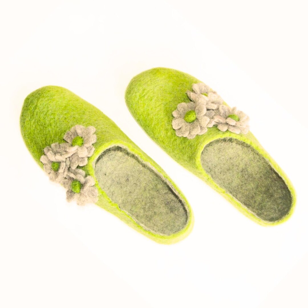 Pantoufles en laine bouillie avec fleurs cadeau fait main pour