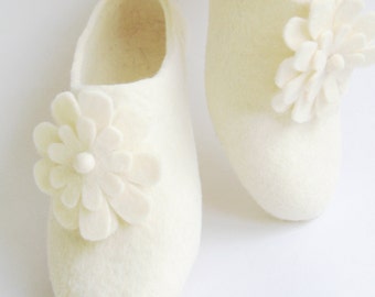 White Wool Slippers for New Moms – Handmade Organic Felted Slippers with Daisy Flower, Non-Slip Postpartum Gift