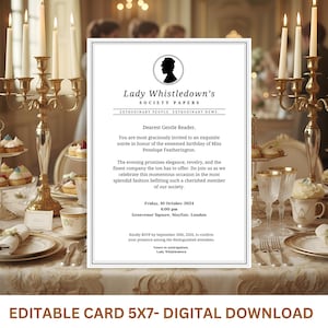 Pode incluir: Cartão de convite com o texto "Lady Whistledown's Society Papers" e detalhes do evento. O cartão é rodeado por uma mesa com velas, sobremesas e talheres. Download digital.