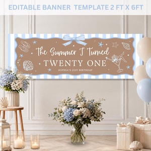 Puede incluir: Una pancarta con un centro marrón y bordes a rayas azules y blancas. La pancarta dice "The Summer I Turned Twenty One" con "Sophia's 21st Birthday" debajo. La pancarta mide 61 cm por 183 cm.
